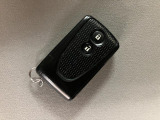 スマートキー機能を有しています!ドアロックの開閉やエンジン始動時にキーをポケットやカバンなどに携帯していればキーを挿さなくてもそのまま手ぶらで可能です!!