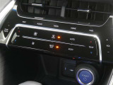 【オートエアコン】車内温度を感知して自動で温度調整をしてくれるのでいつでも快適な車内空間を創り上げます!どの席に座っても快適なドライブが楽しめます♪
