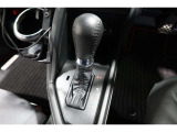 手に馴染むフロアシフトで、運転がさらに直感的で快適に。スタイリッシュなデザインとスムーズな操作感が、毎日のドライブをもっと楽しくします☆