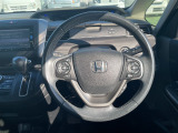 ハンドルの左にはオーディオコントロールボタンと右側にはホンダセンシング機能の設定ボタンがありハンドルを握ったまま操作が出来てラクラク♪