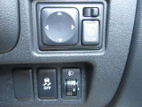 【VDC】運転操作やクルマの速度を検知して、ブレーキやエンジン出力の制御を 自動的に行い、滑りやすい路面やカーブを曲がるときや障害物を回避するときにクルマ の横滑りを軽減し、運転に安心感を与えます。