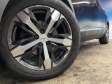 ●純正18インチアルミホイール:輸入車ならではの卓越した走りを支えるホイールと足回りです!日本車の走りに慣れている方にもぜひ体感して頂きたい程高いレベルでまとまっています!