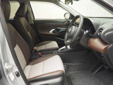 運転しやすいポジションのフロントシートです。シート素材は合成皮革を使用しています。