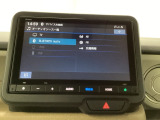 HondaCONNECT対応の便利なナビディスプレー。お持ちのスマートフォンと連携して、ナビやBluetoothでの音楽再生が可能です。デザインはもちろん、操作性も良好です。