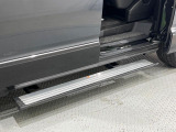 【電動サイドステップ】車高の高いお車でも、これがあれば小さいお子様の乗り降りも楽々♪スライドドアと連動して作動する為、煩わしい操作は不要です!