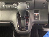 シフトはインパネシフト、パーキングブレーキは電子制御となっています。
