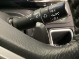 ステアリングの裏側、左右にパドルシフトがついています。右が+、左が-の操作でシフトチェンジを行い、エンジンブレーキなどのマニュアル操作ができます。