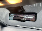 スマートルームミラー・後部座席に人が座っている時や、荷物が多い際でも後方確認がしやすいです。