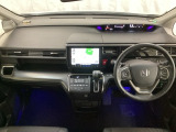 車内は光触媒抗菌消臭施工済です。スタイリッシュなデザインでスポーティなインパネ周りを演出します。グローブボックスやカップホルダーのほかにトレーなどたくさんの収納スペースが付いています。