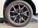 BMWの純正アロイホイールは軽量かつ強度にも優れているホイールで走行性能を引き上げる設計になっております。足元にもBMWは妥協がなくこだわっている個所になります。
