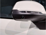 BMWのミラーは車種によって異なりますがレーンチェンジウォーニングが装備されております。詳しくは当店スタッフまでお問い合わせくださいませ。