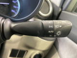 【オートライト】周りの明るさに応じて自動でヘッドライトの点灯・消灯ができる機能です!ライトの付け忘れ・消し忘れなどが無くなり、雨の日や夕方の走行も安心!トンネル通過時も便利ですね♪