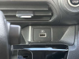 USBポート付きで車の中でスマートフォンなどの充電が出来るので、充電残量を気にすることなくお出かけできます♪♪