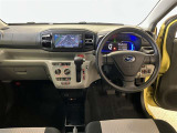 運転席周りのレイアウトをご覧ください。ナビゲーションが綺麗に装着されスッキリ収まってますね!操作スイッチも手が届きやすくわかりやすいです!