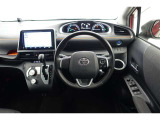 スタイリッシュなインパネ周りです!運転の際、常に目にする部分は、シックにまとめた飽きの来ないデザインが人気です!