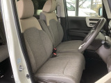 フロントは助手席と繋がったベンチシートです。運転席は、高さを調整できるハイトアジャスター付きです。