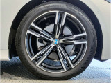 【BMWアロイホイル】軽量かつ強度に拘ったアロイホイル。走行性能ポテンシャルを引き出す設計。車の足元を引き締めてくれる大きなポイントはアロイホイルです。