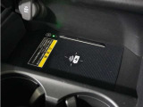 ◆ワイヤレス充電器◆ワイヤレス充電規格Qiに適合した機器を充電エリアに置くことで使用できます。