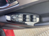 運転席の窓操作部分です。スイッチでミラーや窓の開閉が電動で行えます。