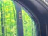 【ブラインドスポットインフォメーション】走行中、ドアミラーの死角になりやすい箇所に後続車が接近するとサイドミラー付近に警告を表示、ドライバーに注意喚起をしてくれます。
