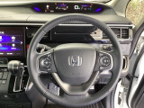 本革ハンドルの後ろには7速パドルシフトがあります。指先で操る事で、マニュアル車感覚のシフトチェンジが楽しめます。また、右にクルーズコントロール、左にオーディオリモコンスイッチがあります。