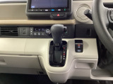 運転席周辺のスマートなレイアウトが、操作のしやすさを実現。快適なドライブをサポートします。手元で操作ができる、電子制御パーキングブレーキ。