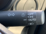 ■オートライト■車外の明るさに応じて、自動的にライトの点灯・消灯をしてくれます。トンネルが続くような道でも、いちいちライトスイッチを操作する必要がありません。消し忘れの心配もありません。