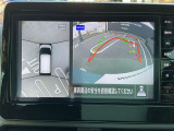 アラウンドビューモニターです。4つのカメラからの映像を合成・処理することで空から見下ろすような視点で周囲を確認でき、駐車時のクルマの位置確認がスムーズになります。