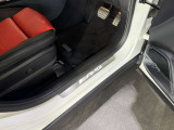 メルセデスのシートは、少し硬めに出来ておりますので、長時間の運転でも疲れにくく、安全にドライビングをお楽しみ頂けます