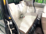 後部座席も気になるようなキズ・汚れやへたり等、大きなダメージはなく、良好な状態です。