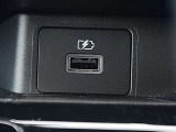 スマホの充電等に便利なUSBのソケットが付いています。