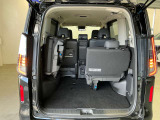 サードシートの跳ね上げや、シート収納は片手でもできるほどラクラク♪大容量ラゲッジアンダーボックス付!さらに狭い場所でも荷物が取りだせて、軽い力で開閉出来るデュアルバックドアも便利です!