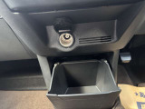 散らばりやすい小物類などを収納できるボックス付き!運転席近くにあるのでサッと取り出せるのも便利!