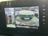 ギアをバックに入れるとナビ画面に、まるで雲の上から覗いているような映像が映り、駐車をサポートしてくれます!