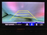 バックでの車庫入れも安心です! リアカメラが付いているバックモニター付のナビを装備しております。操作線もついており距離感も画面から確認できます。