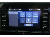 【ディスプレイオーディオ】スマホをクルマとつなぐだけで、おなじみのアプリをディスプレイオーディオ上で気軽に使えるようになります。ハンズフリー通話や各種機能を音声操作できるので、運転中でも安心♪