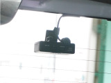 この車にはリアにもドライブレコーダーを装備しております◆映像・音声などを記録する自動車用の装置です。 もしもの事故の際の記録はもちろん、旅行の際の思い出としてドライブの映像を楽しむことができます。