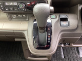 シフトはインパネシフト、パーキングブレーキは電子制御となっています。