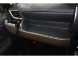 インパネテーブル装備!車内での小物などを一時的に置くとき利用できます。ドリンクホルダー装備! 美味しい飲み物 飲みながら 快適なドライブいかがですか♪