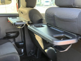 後部座席に座るお子様や長距離運転などに便利なシートバックテーブル!軽?するときなどにも良いですね☆