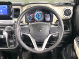 インテリアに合わせたデザインのステアリングは、運転される方のことも考え、運転しやすい形状、大きさです。是非一度、実際に触ってお確かめください。