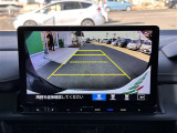 【バックモニター】後ろのカメラの映像をモニターに映し出すことができます!後方の見えない死角や、障害物との距離感をしっかり確認することができます!駐車が苦手な方におすすめです。