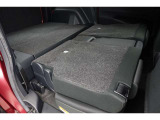 セカンドシートを倒した状態です。セカンドシートは独立可倒、荷物に合わせてラゲッジスペースをアレンジできます。