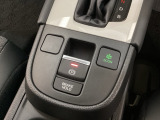セレクトレバーの下に電子制御パーキングブレーキがあります。スイッチひとつで、停車した地点の傾斜などをシステムが検知・判断してブレーキ力を自動的に最適制御し、しっかり停車できるパーキングシステムです。