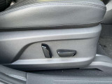 運転席シートは電動シートになっています。