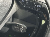 クルーズコントロール機能が付いています。 速度を設定するとアクセルを踏まなくても一定の速度で走ることができます。  高速道路ではとても便利な装置なんです。
