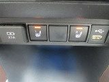 運転席と助手席のシートヒーターON/OFFボタンと、USB端子です。