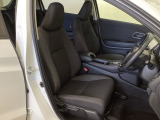 広い足元にゆったり座れるシートには肘掛けも装備しており長距離の運転でも疲れにくくなってます。女性でも運転がしやすいように、シートの高さ調整機能(シートリフター)がついています。