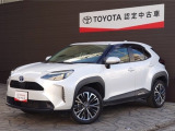 コンパクトSUVのヤリスクロスハイブリッドです。シートヒーターやハンドルヒーターなど快適装備とパノラビックビューモニター、レーダークルーズコントロール等の安全装備のそろった1台です!