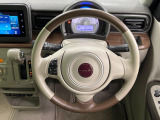 インテリアに合わせたデザインのステアリングは、運転される方のことも考え、運転しやすい形状、大きさです。是非一度、実際に触ってお確かめください。